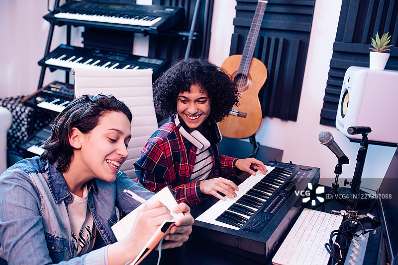 两名女音乐家正在创作新歌图片素材