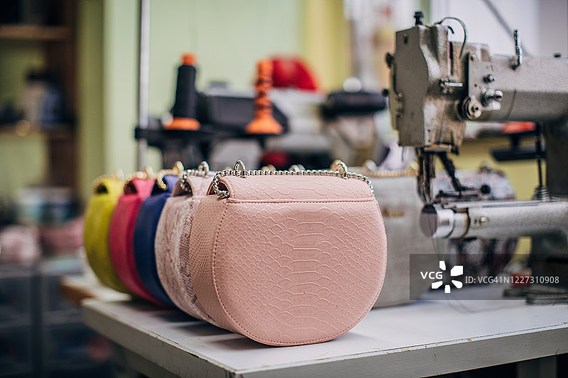 一排成品女士钱包特写图片素材