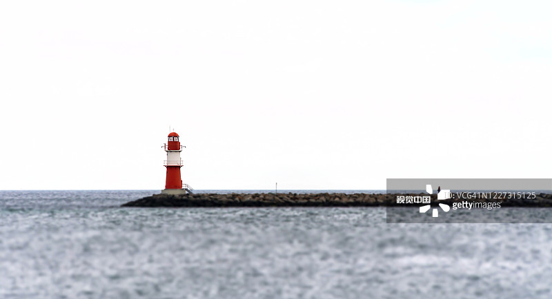 晴空下的海上灯塔图片素材