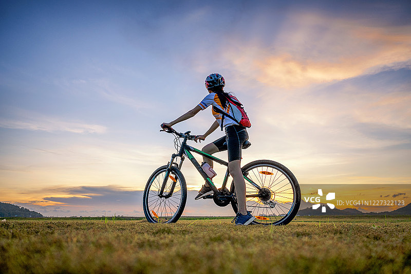 女人户外骑自行车图片素材
