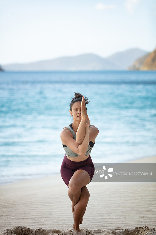 女人在热带海滩上做瑜伽图片素材