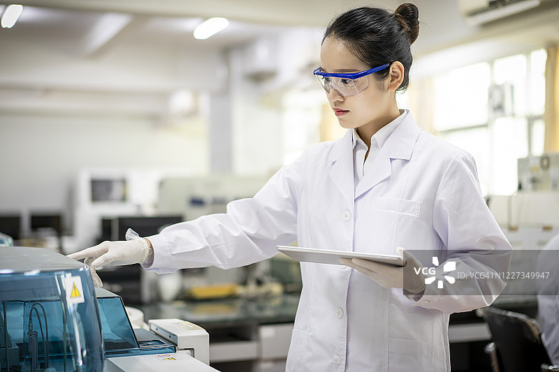 亚洲科学家在实验室工作图片素材