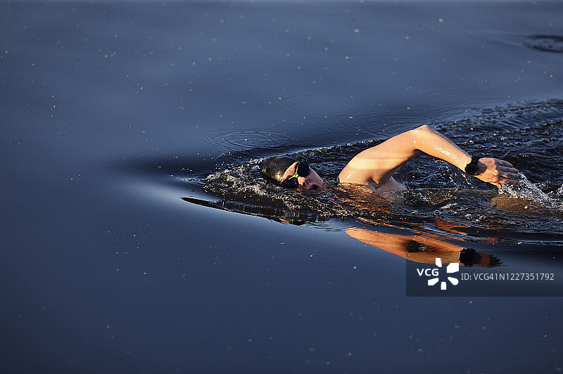 在河里游泳的女人图片素材
