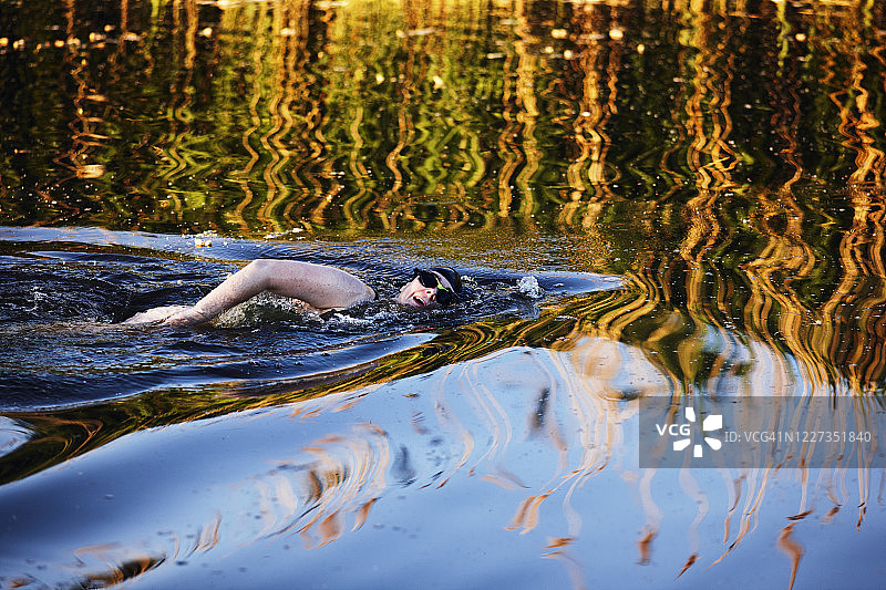 在河里游泳的女人图片素材