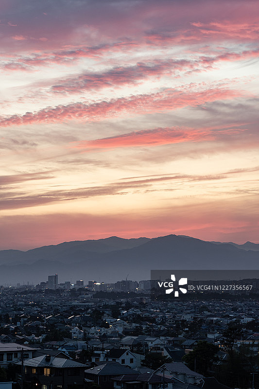日本神奈川县的住宅区和山脉图片素材