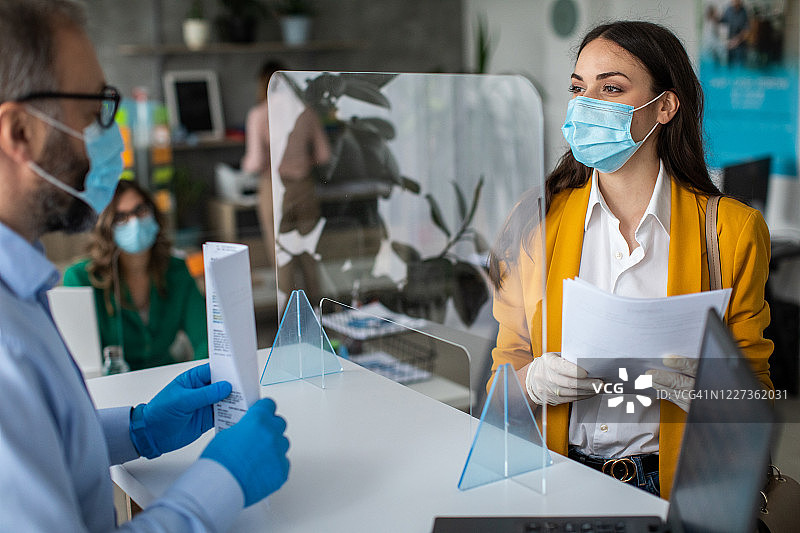 女顾客在银行与财务顾问交谈图片素材