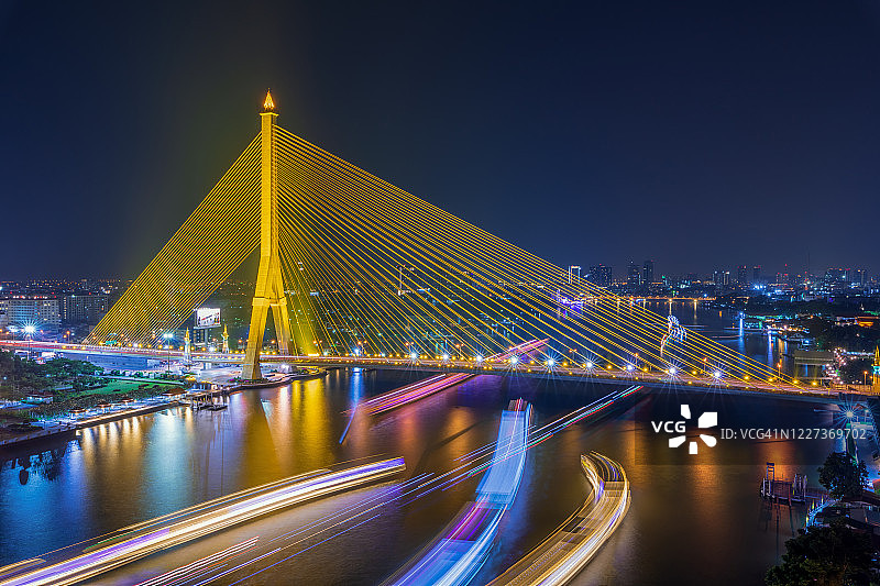 拉玛八世大桥的彩色夜景图片素材
