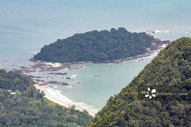兰卡威海岸附近的小岛图片素材