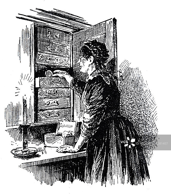 女人在烛光下清理抽屉图片素材