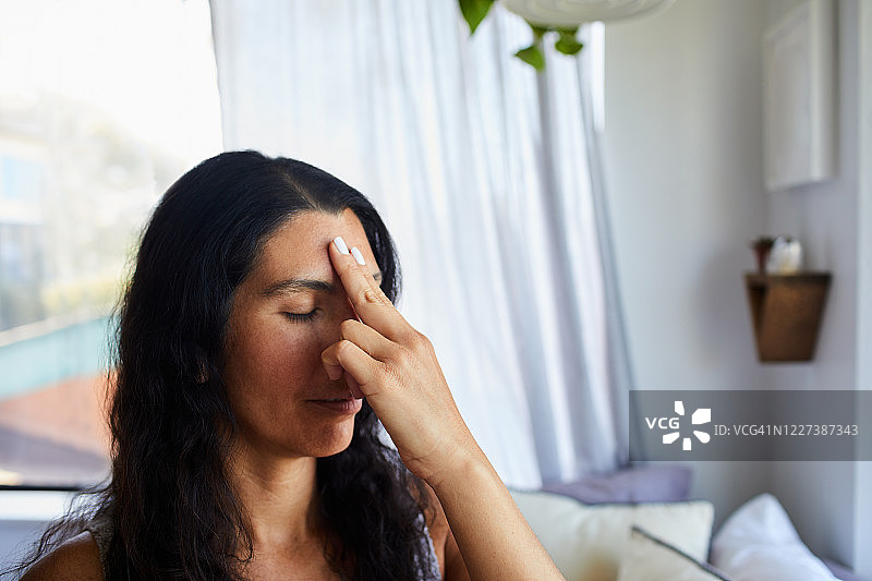 在家冥想时触摸额轮的女人图片素材