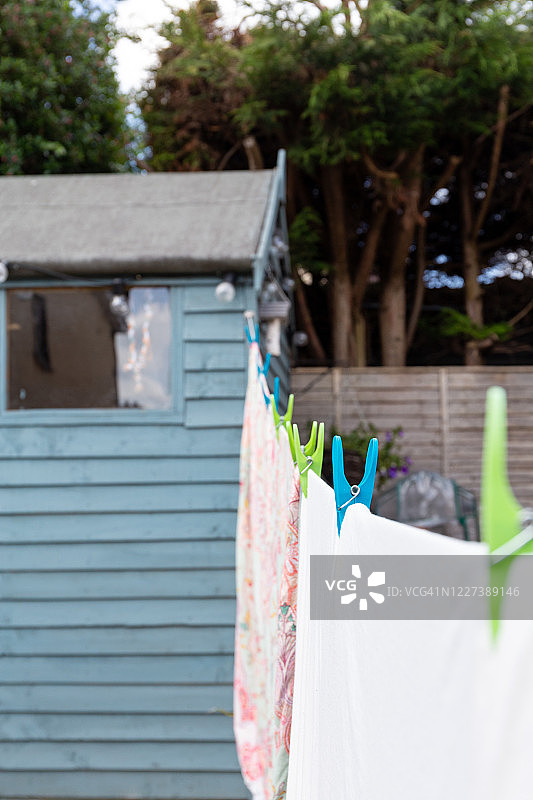花园里晾晒的洗净的衣服图片素材