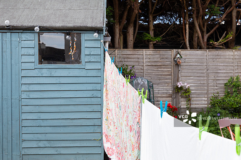 花园里晾晒的洗净的衣服图片素材