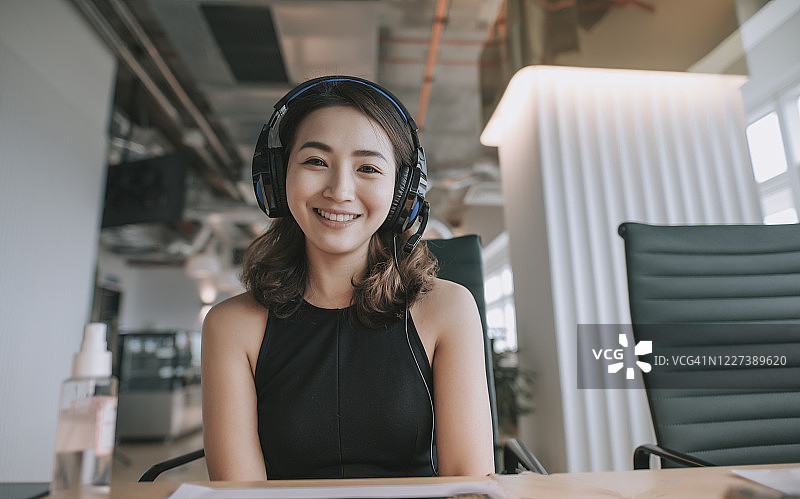 戴口罩的中国女性白领与商业伙伴视频通话图片素材