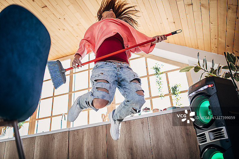 年轻女子在家中清洁图片素材