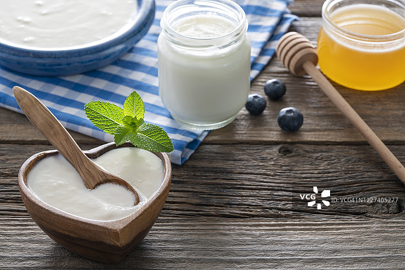 乡村木质背景薄荷叶爱心木碗自制酸奶图片素材