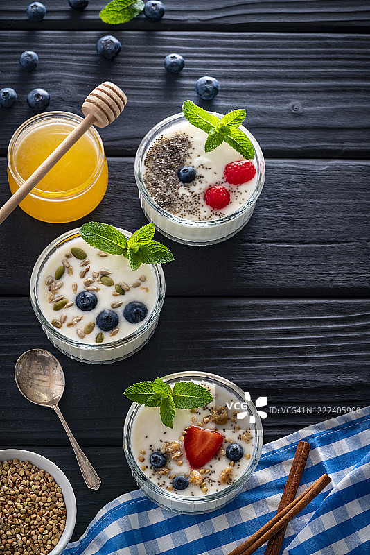 薄荷浆果格兰诺拉麦片奇亚籽肉桂蜂蜜酸奶早餐杯图片素材