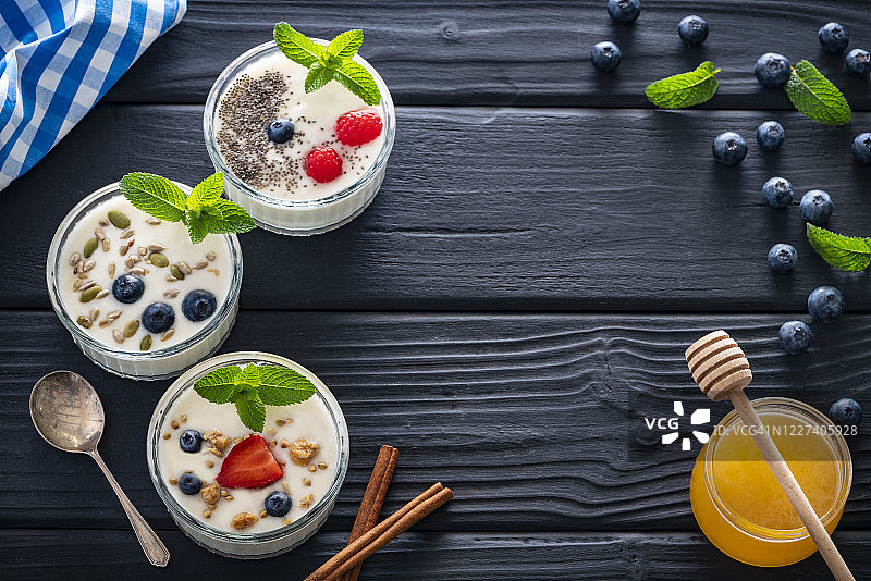 薄荷浆果格兰诺拉麦片奇亚籽肉桂蜂蜜酸奶早餐杯图片素材
