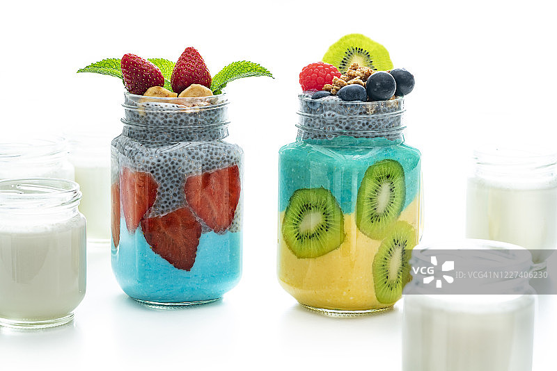 香草奇异籽酸奶罐：草莓浆果健康早餐图片素材