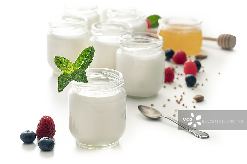 自制酸奶配薄荷叶、浆果、格兰诺拉麦片和蜂蜜图片素材
