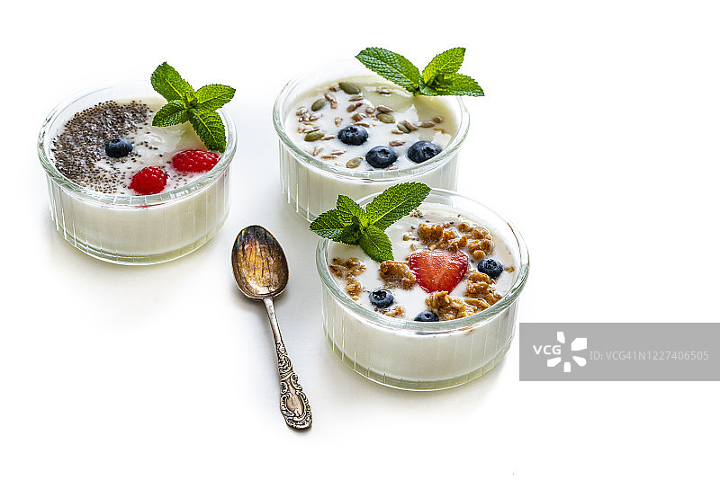 薄荷叶浆果格兰诺拉燕麦片奇亚籽酸奶早餐杯图片素材