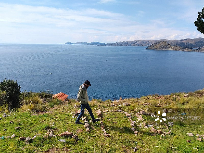 在玻利维亚科帕卡巴纳的的的喀喀湖附近行走的人图片素材