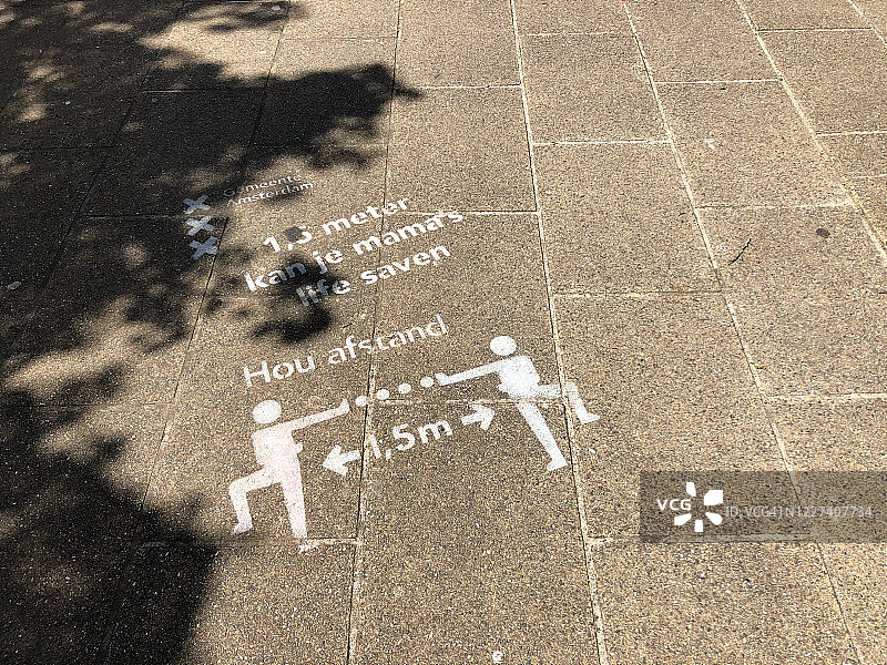 面向年轻人的社交距离提示图片素材