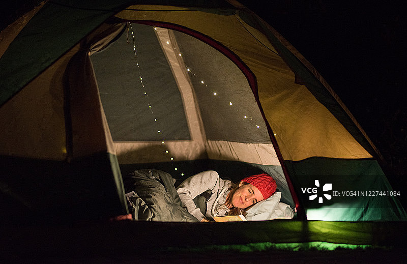 她喜欢在晚上阅读图片素材