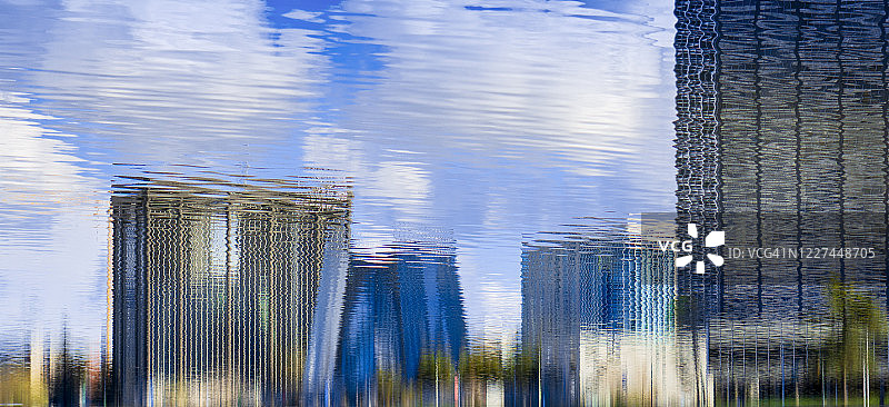 梅里特湖中倒映的摩天大楼图片素材