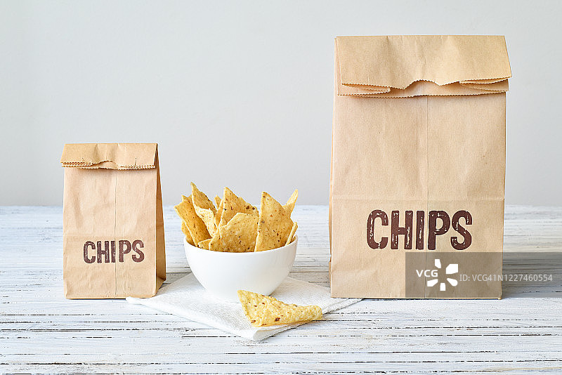 两袋不同尺寸的玉米片图片素材