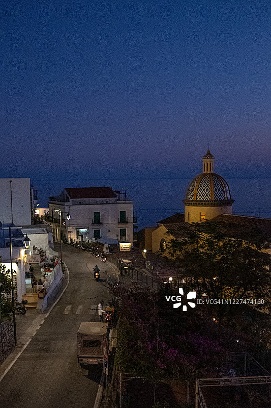 黄昏时分意大利普莱亚诺镇的圣热内罗教区图片素材