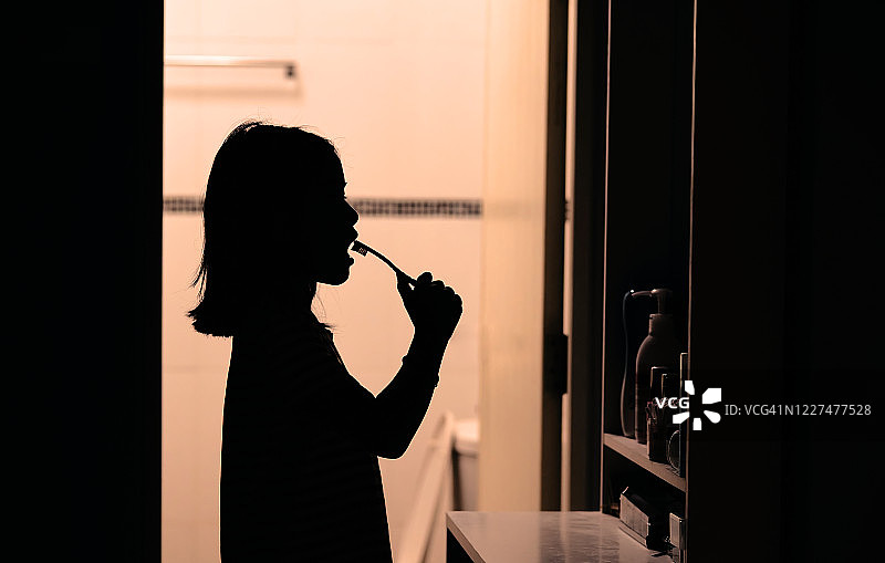 女孩刷牙剪影图片素材