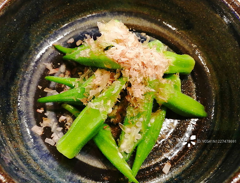 水煮秋葵配鲣鱼干图片素材