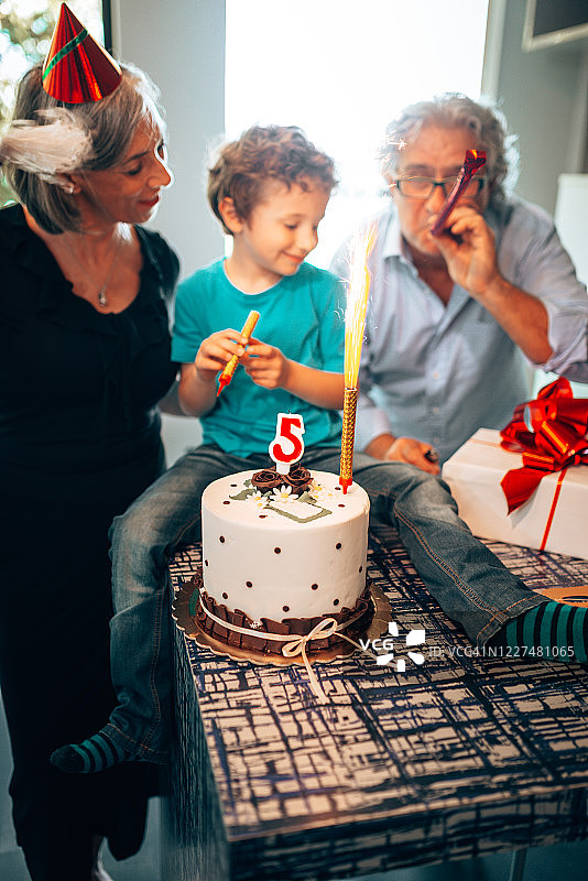 一起庆祝生日和侄子图片素材