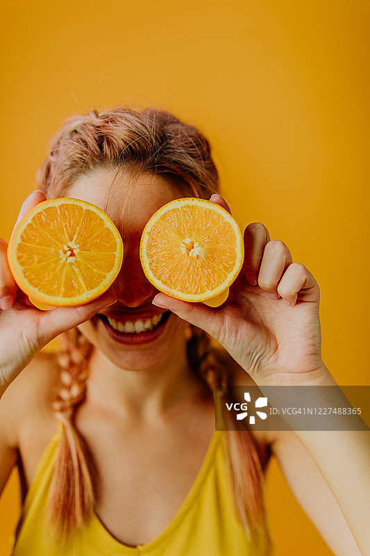 她眼中的橙子图片素材
