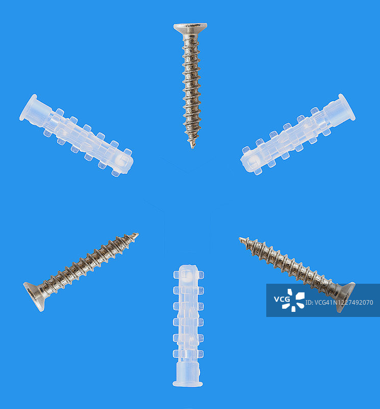 蓝色背景上的螺栓和螺钉特写图片素材