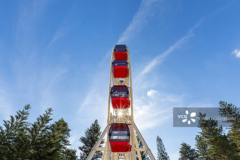 红色车轮后的阳光图片素材