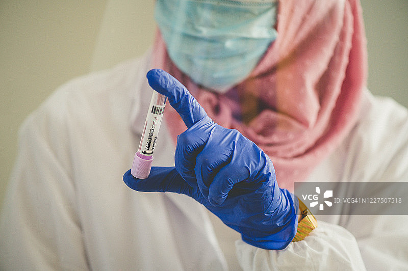 手持新型冠状病毒疫苗试管图片素材