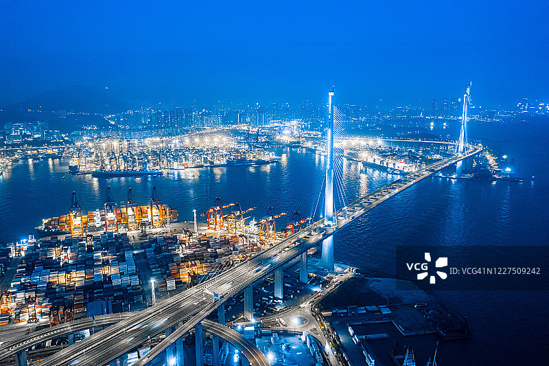 香港货运港口和夜间高速公路图片素材