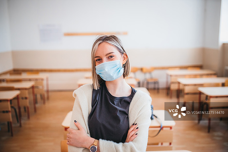 戴防护口罩的高中生肖像图片素材