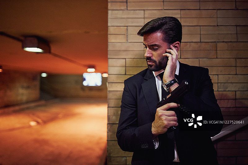 特工通过蓝牙耳机接收信息图片素材