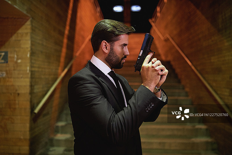专业私人保安持枪观察空间，确保一切安全图片素材