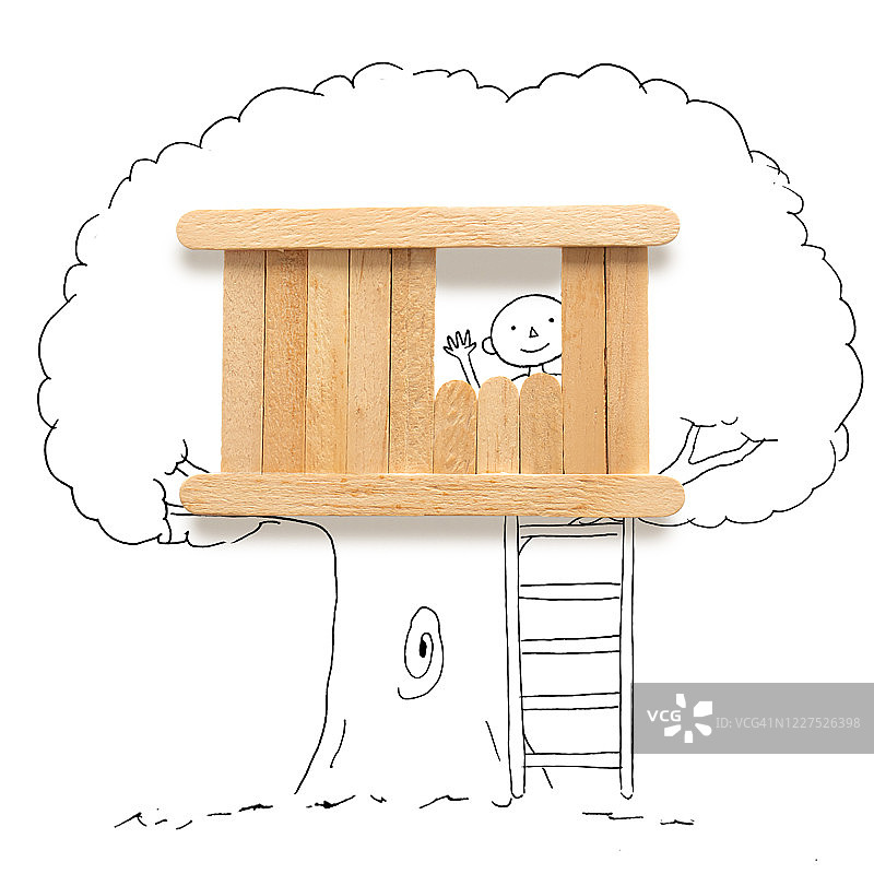 在树屋里快乐的男孩图片素材