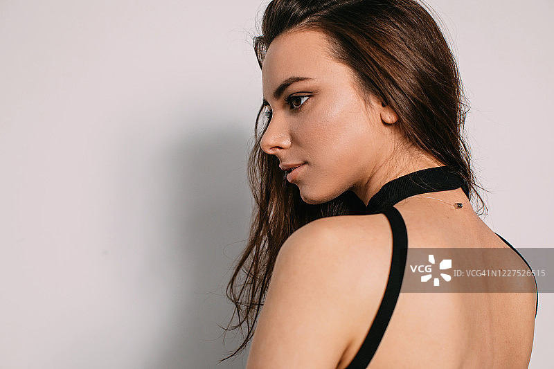 美丽的女子侧身回眸图片素材