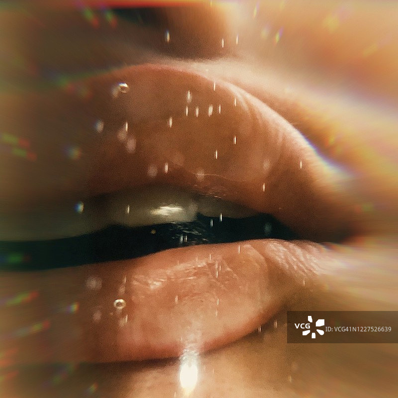 女人的嘴唇贴在玻璃上特写图片素材