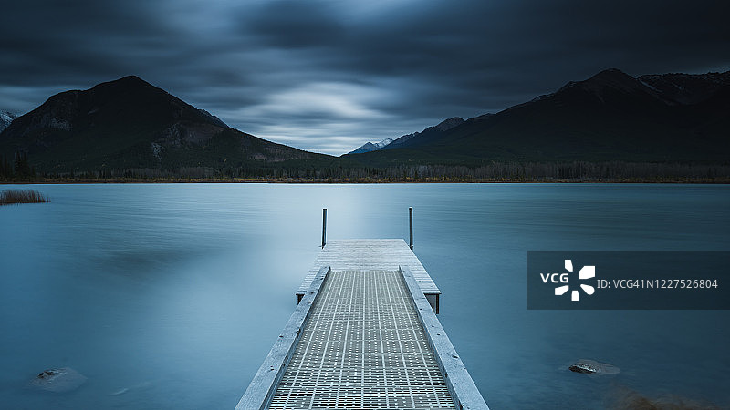 加拿大艾伯塔省班夫附近朱砂湖的木制码头图片素材