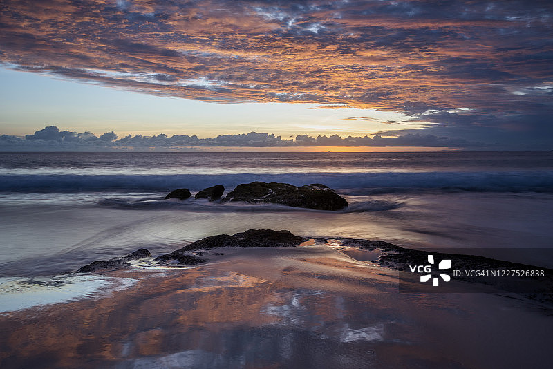 日落时分的松巴岛，东努沙登加拉省，印度尼西亚图片素材