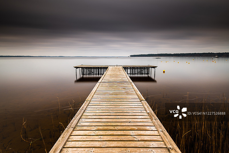 法国吉伦特省朗德斯省拉卡诺湖的木制码头图片素材