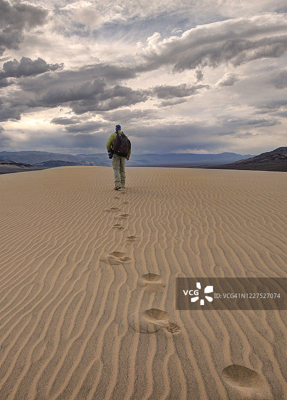 在美国加州死亡谷国家公园尤里卡沙丘徒步的男人图片素材