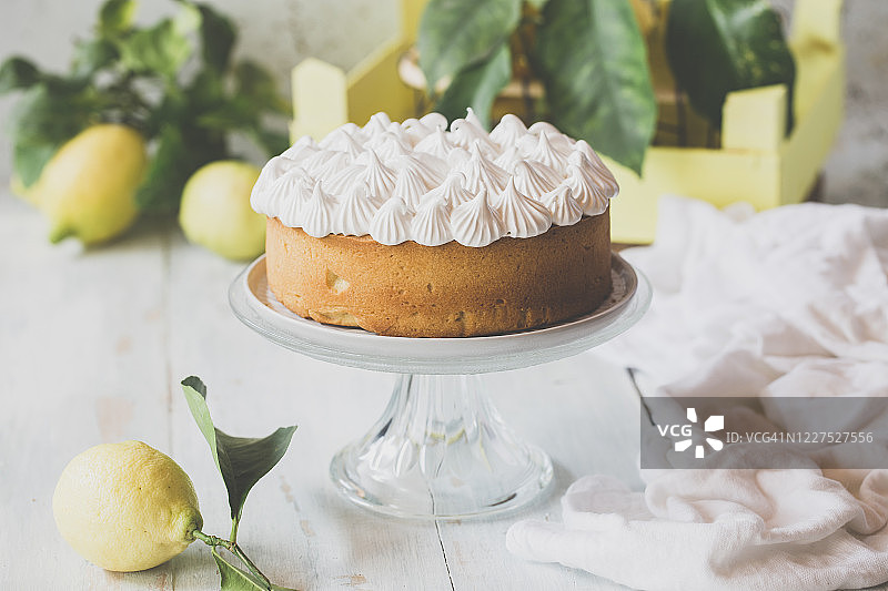 蛋糕架上的柠檬凝乳蛋白酥皮蛋糕图片素材