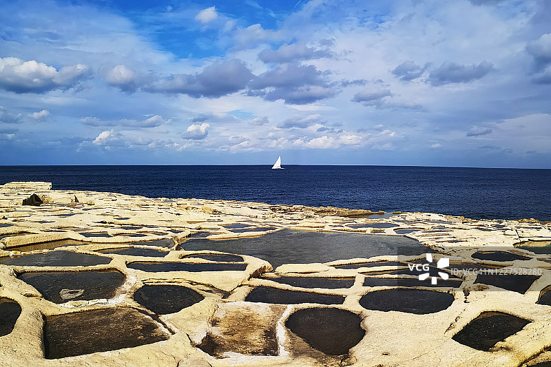 马耳他马尔萨斯卡拉海岸附近的帆船图片素材